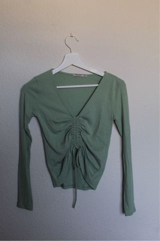 Top verde ajustado con cordón
