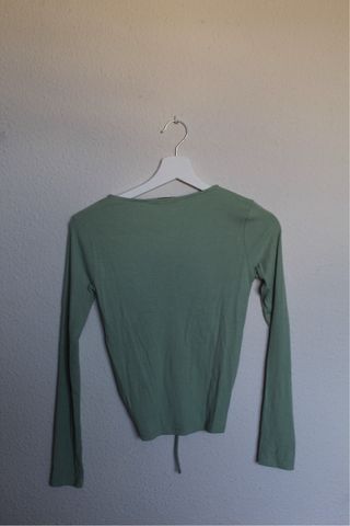 Top verde ajustado con cordón