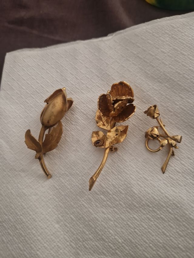 Broche de flores doradas vintage