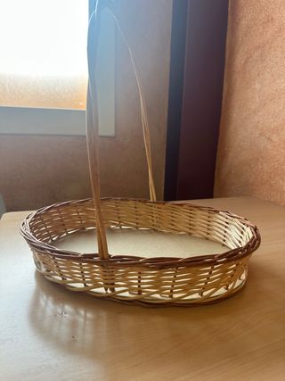 Cesta de mimbre ovalada con asa