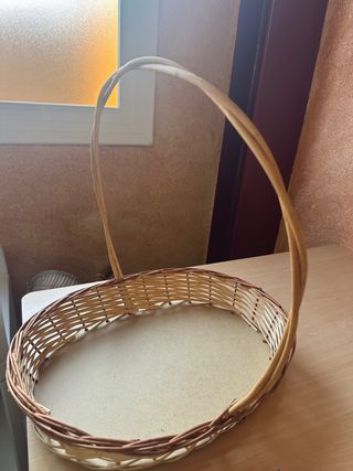 Cesta de mimbre ovalada con asa