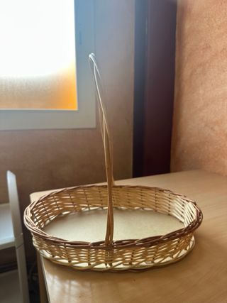 Cesta de mimbre ovalada con asa