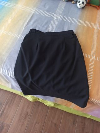 Falda negra hasta la rodilla