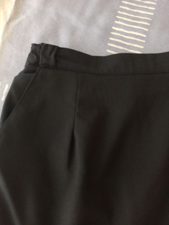 Falda negra hasta la rodilla