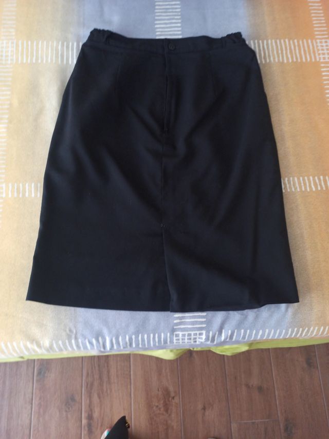 Falda negra hasta la rodilla