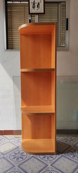 Estantería rinconera de madera