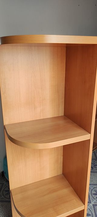 Estantería rinconera de madera