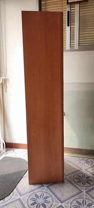 Estantería rinconera de madera