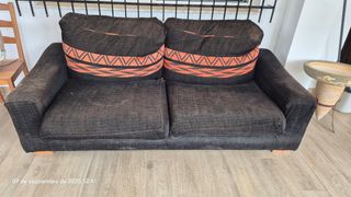 Sofá de tela negro y naranja