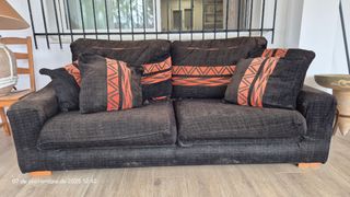 Sofá de tela negro y naranja