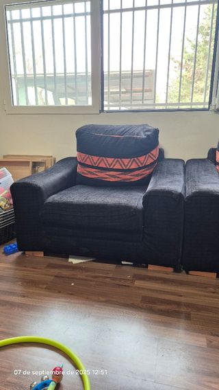 Sofá de tela negro y naranja