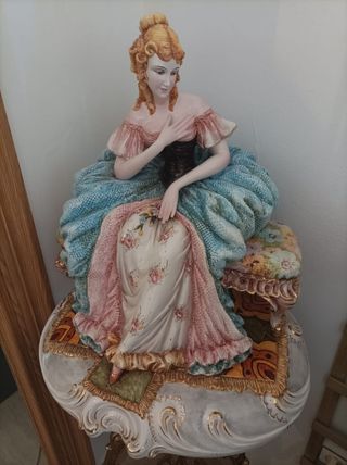 Estatua de porcelana mujer sentada