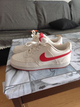 Zapatillas Nike Blancas y Rojas