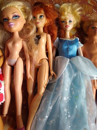 Barbies y otras muñecas.