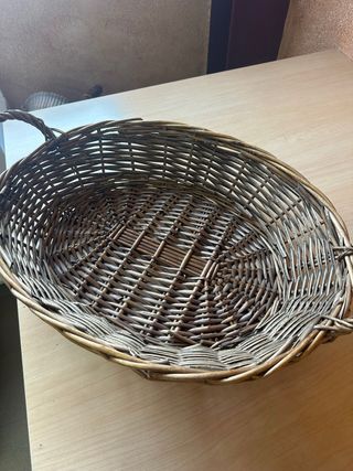 Cesta de mimbre ovalada con asas
