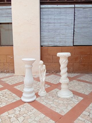 Colonne e statue in gesso e ceramica 