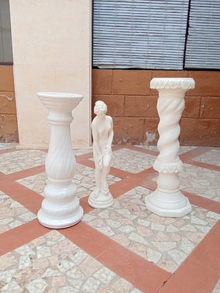 Colonne e statue in gesso e ceramica 