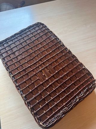 Cesta de mimbre beige y marrón