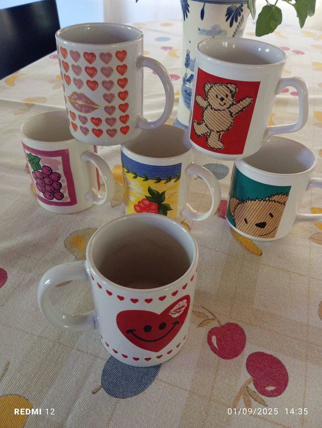 Tazas de loza con dibujos variados