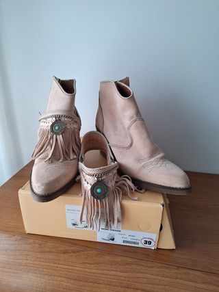 Botines ante rosa con aplique extraíble