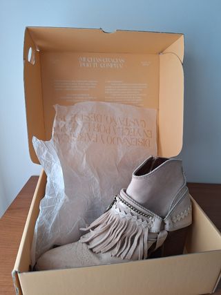 Botines ante rosa con aplique extraíble