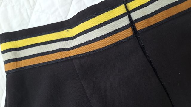 Minifalda negra con detalles multicolor