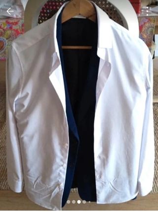 Chaqueta azul y camisa para eventos