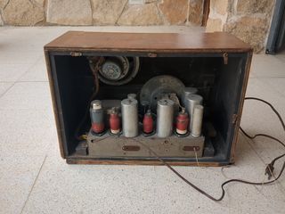 Radio antigua de madera