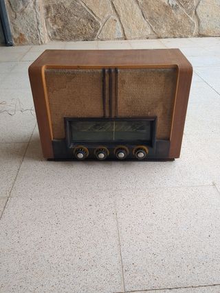 Radio antigua de madera