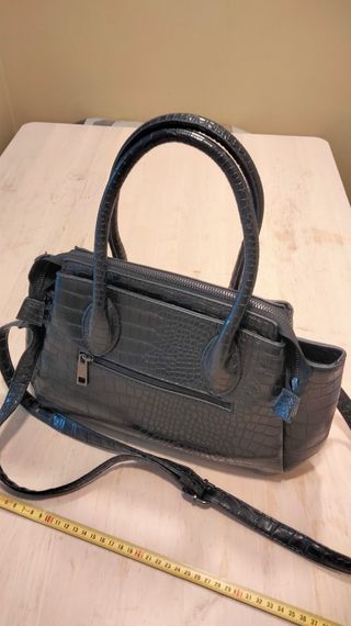Bolso de mujer negro con textura