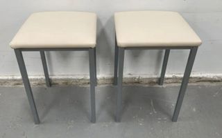 Dos taburetes beige
