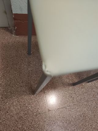 Dos taburetes beige