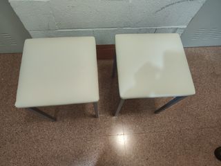 Dos taburetes beige