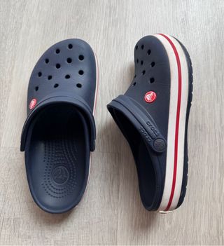 Crocs Azul Marino con Raya Roja y Blanca. 