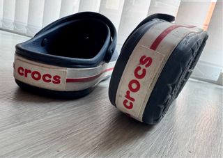 Crocs Azul Marino con Raya Roja y Blanca. 