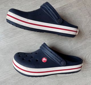 Crocs Azul Marino con Raya Roja y Blanca. 