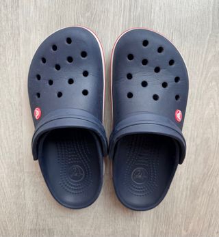 Crocs Azul Marino con Raya Roja y Blanca. 