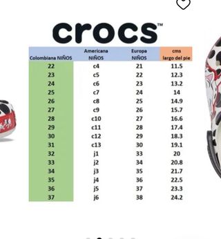 Crocs Azul Marino con Raya Roja y Blanca. 