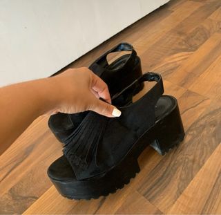 Zapatos de plataforma negros con flecos