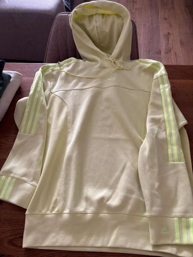 Sudadera Adidas amarilla.