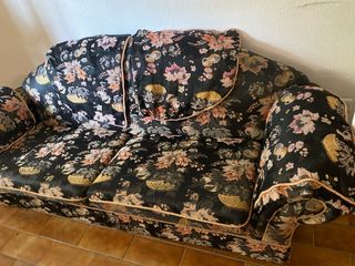 Sofá negro con estampado floral