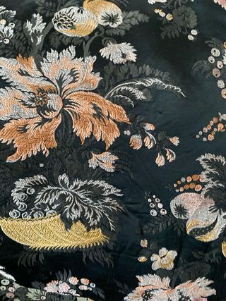 Sofá negro con estampado floral