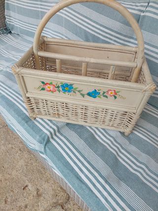 Revistero de mimbre con flores pintadas