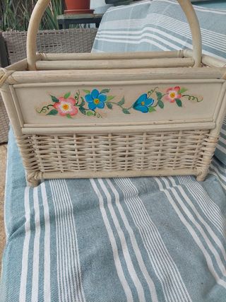 Revistero de mimbre con flores pintadas