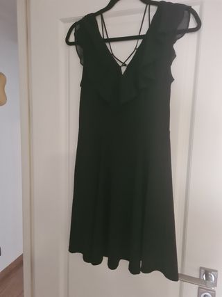 Vestido negro con volantes y tiras
