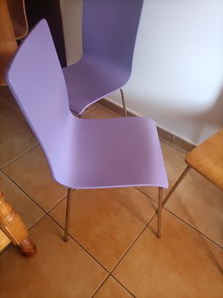 Sillas de madera y metal color roble y lila