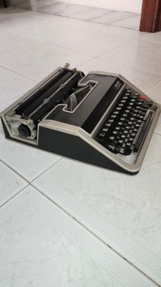 Máquina de escribir Olivetti Lettera DL