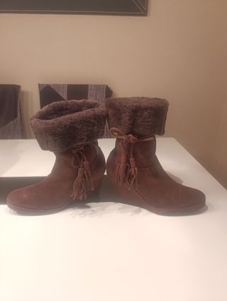 Botines de cuña marrones con borrego