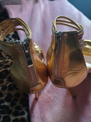 Zapatos de tacón dorados talla 38