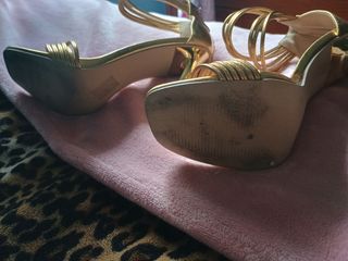 Zapatos de tacón dorados talla 38